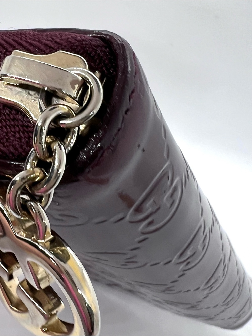 Gucci GG Embossed Lovely Heart Zip Wallet Burgundy Patent COA - Picture 15 of 16